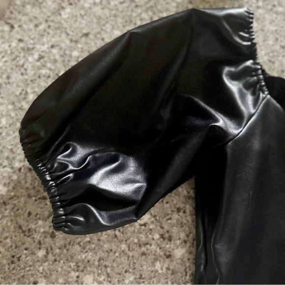 Lulu's Black Faux Leather Puff Sleeve Crop Top - Size M ⭐🖤 - Picture 4 of 13
